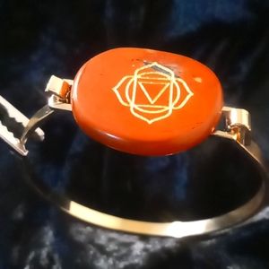 Bracelet with natural stone in gold tone. With root chakra